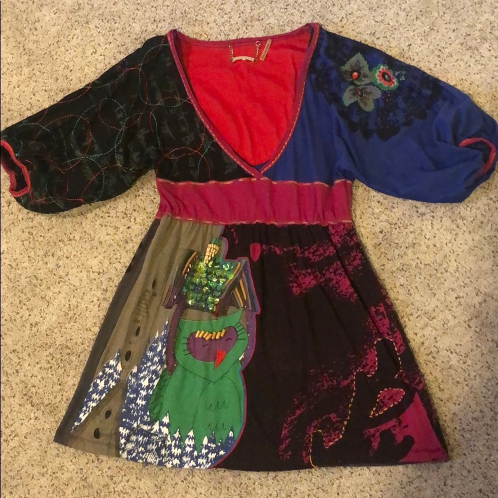 Bella Carra fun top with lots of details. Medium